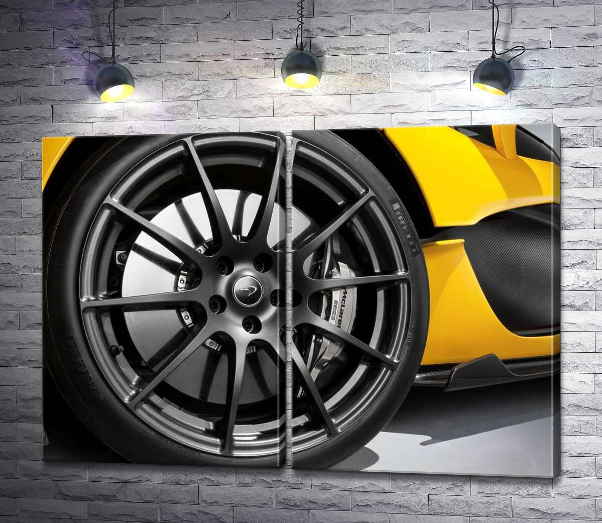 модульна картина Чорний диск виблискує на колесі спортивного автомобіля McLaren P1