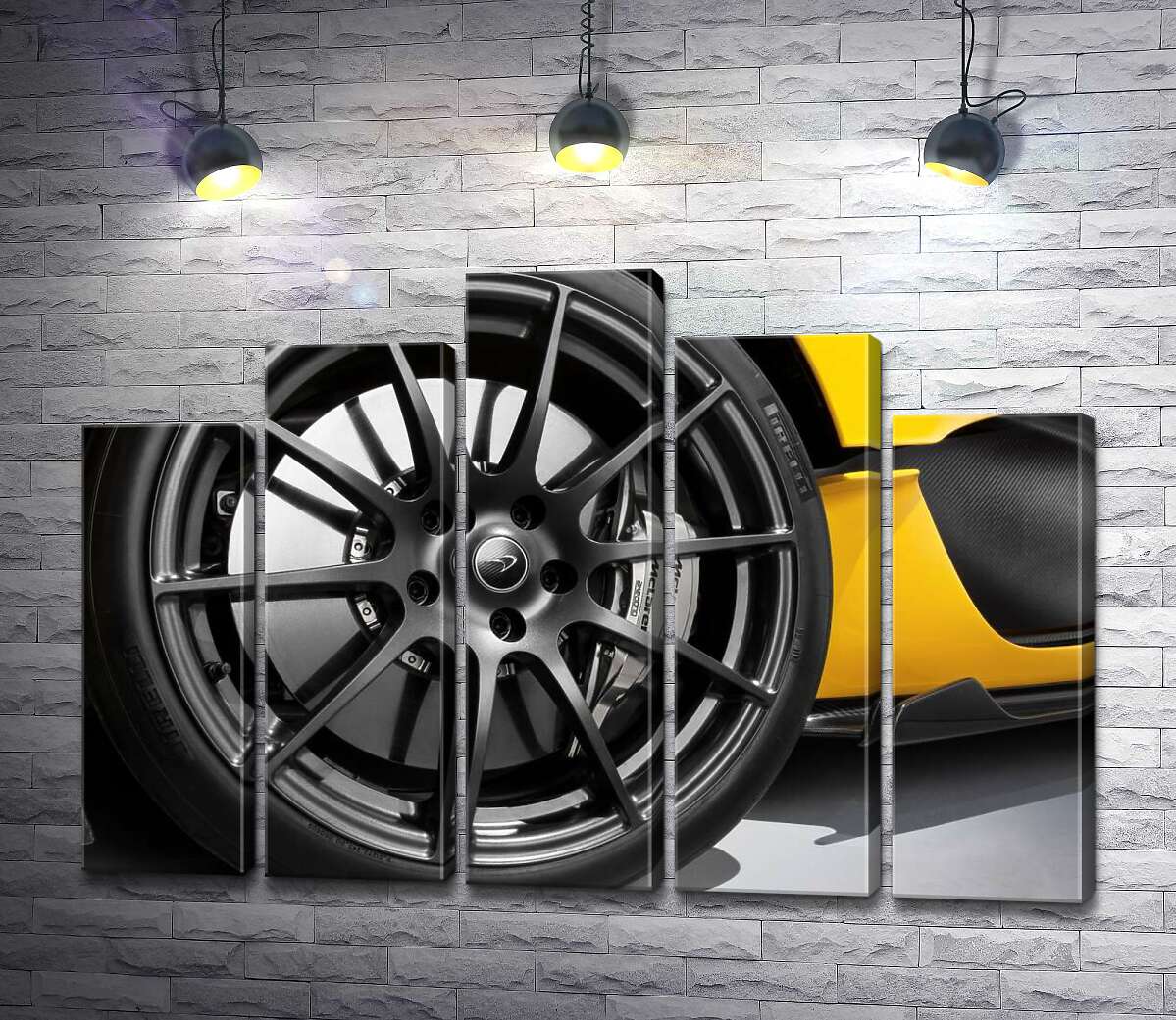 модульная картина Черный диск сверкает на колесе спортивного автомобиля McLaren P1 (Модуль №29)