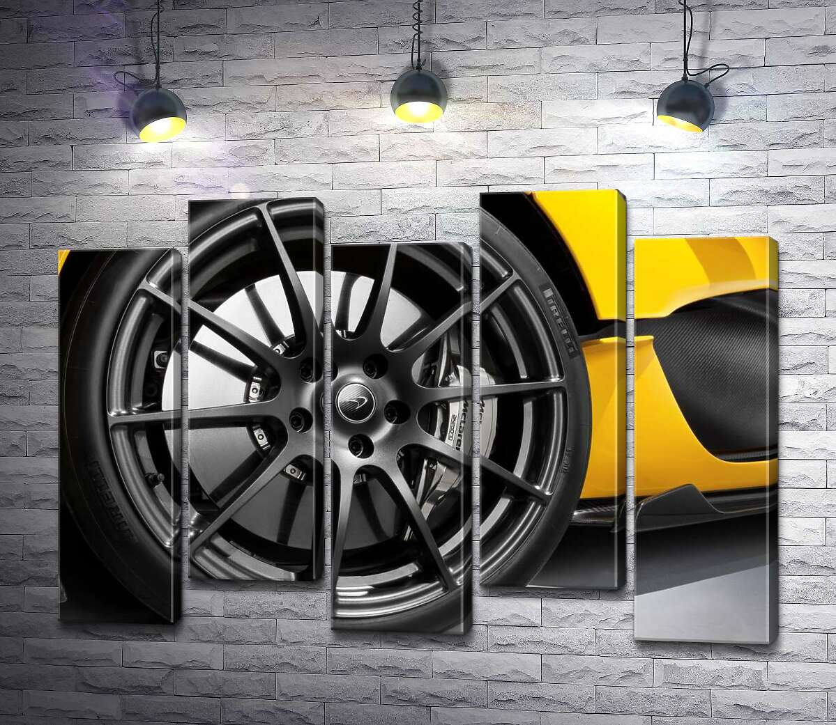 модульна картина Чорний диск виблискує на колесі спортивного автомобіля McLaren P1 (Модуль №30)