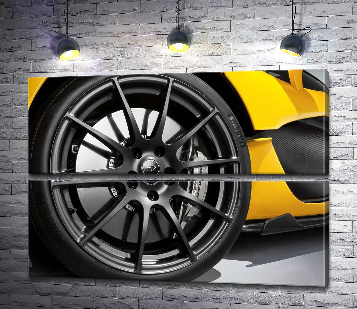 модульна картина Чорний диск виблискує на колесі спортивного автомобіля McLaren P1 (Модуль №7)