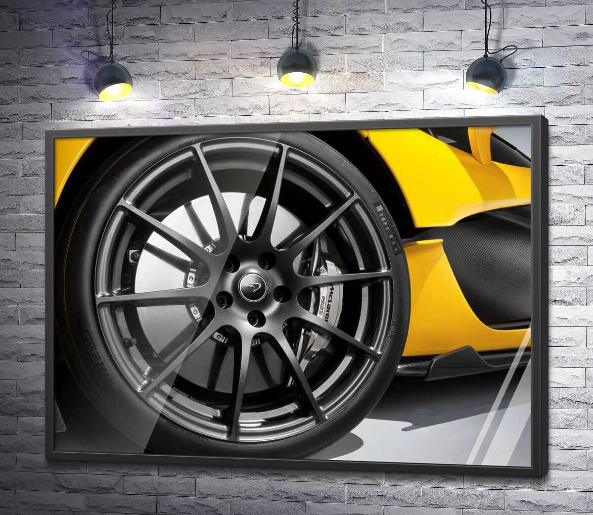 постер Черный диск сверкает на колесе спортивного автомобиля McLaren P1