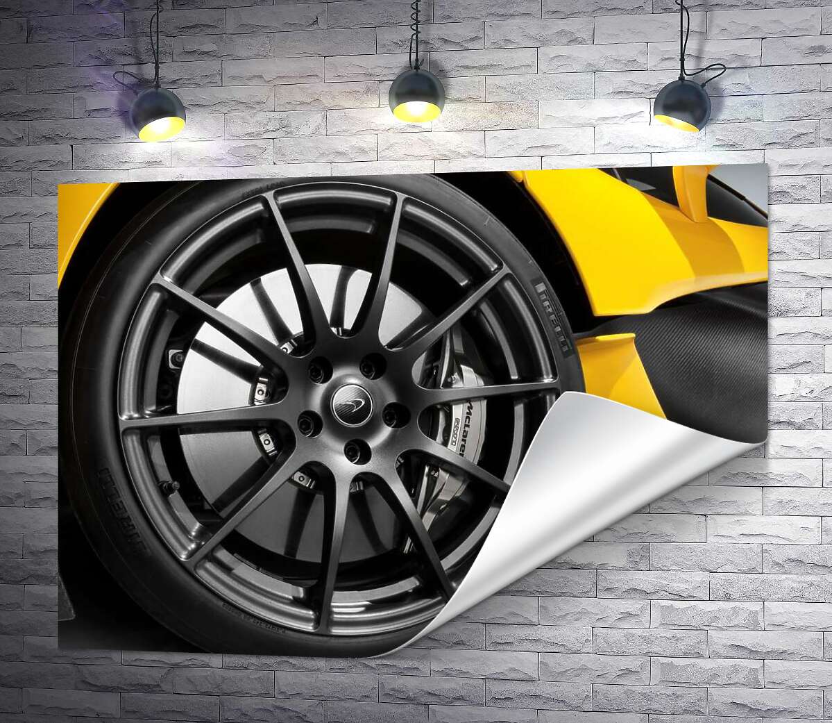 печать Черный диск сверкает на колесе спортивного автомобиля McLaren P1