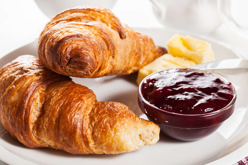 картина-постер Завтрак по-французски: хрустящие круассаны с нежным маслом и сладким джемом