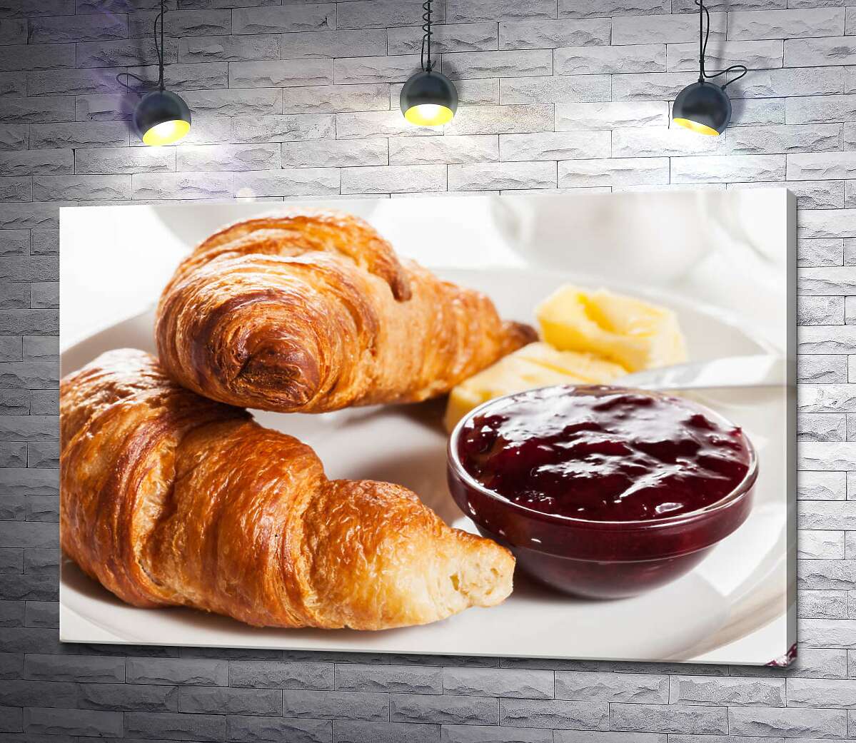 картина Завтрак по-французски: хрустящие круассаны с нежным маслом и сладким джемом