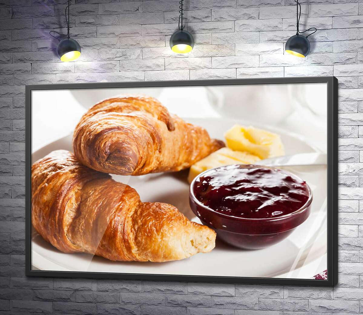 постер Завтрак по-французски: хрустящие круассаны с нежным маслом и сладким джемом