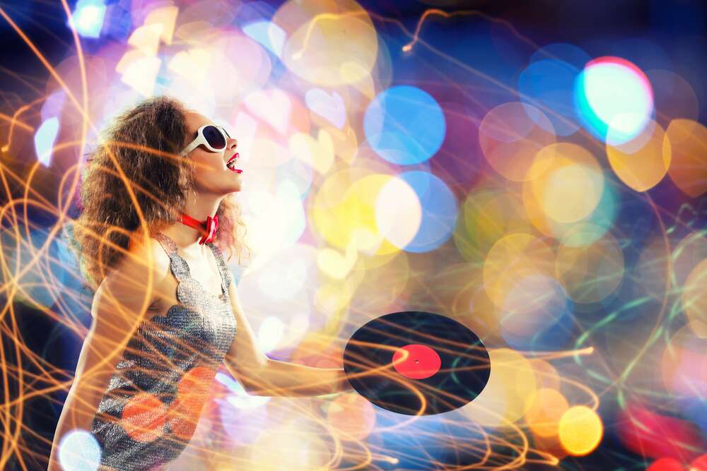 картина-постер В окружении блеска музыки: девушка держит виниловые пластинки