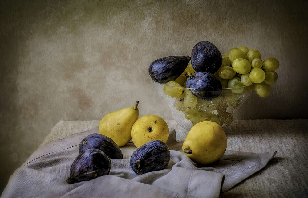 картина-постер Фруктовий натюрморт із медових груш, хрусткого винограду та м'якого інжиру