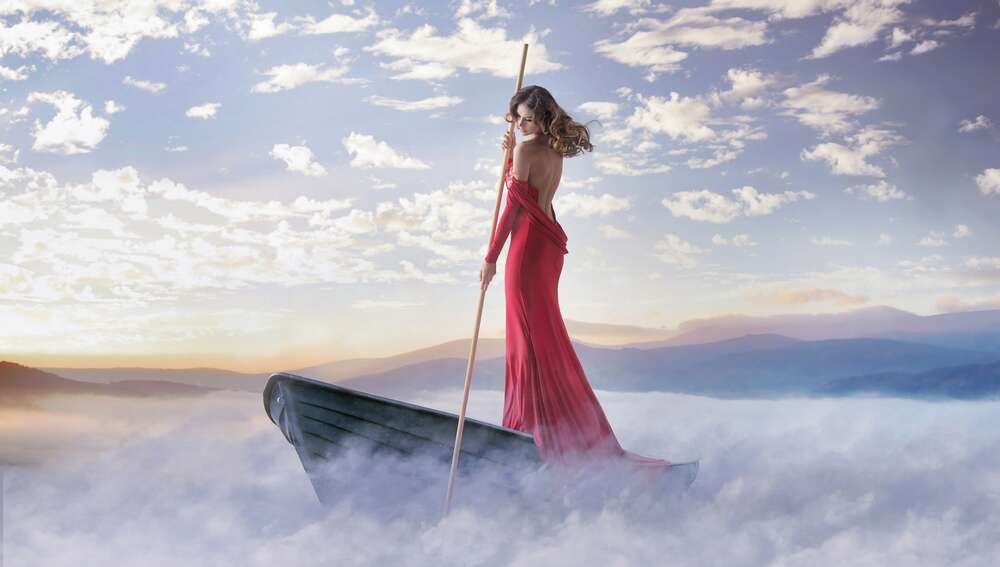 картина-постер Девушка в соблазнительном платье плывет туманным озером на лодке