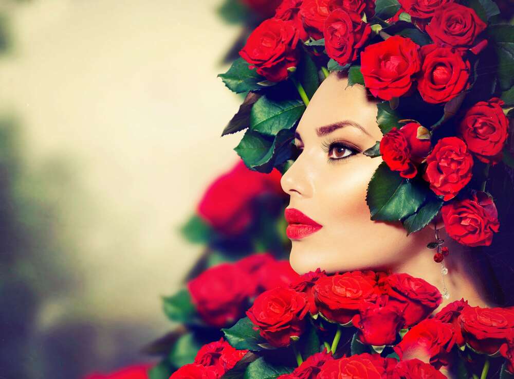 картина-постер Профиль девушки в украшении горяще-красных роз
