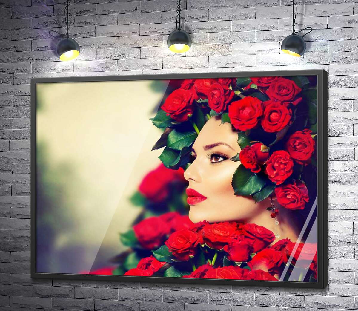 постер Профіль дівчини в оздобленні палаюче-червоних троянд