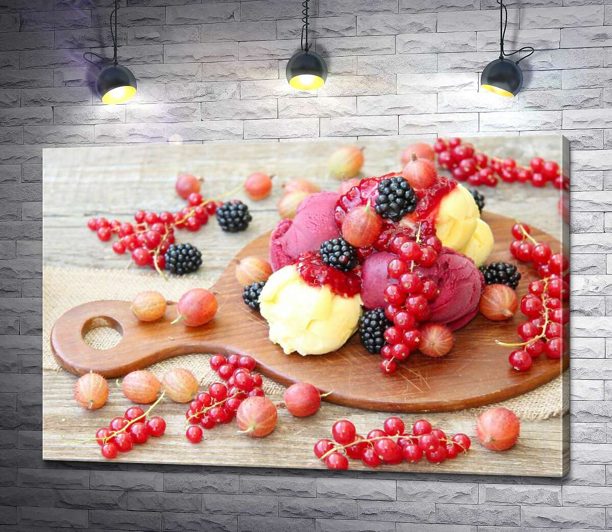 картина Сладкие шарики ванильного и малинового мороженого с легкой кислинкой ягод