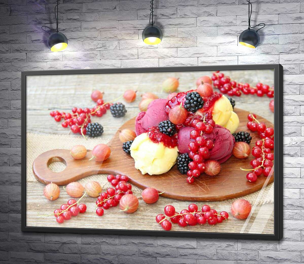 постер Солодкі кульки ванільного та малинового морозива з легкою кислинкою ягід