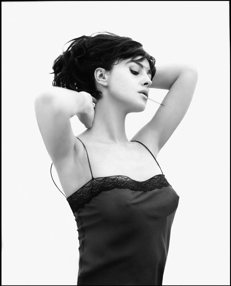 картина-постер Расслабленная Моника Беллуччи (Monica Bellucci) позирует в прозрачном платье