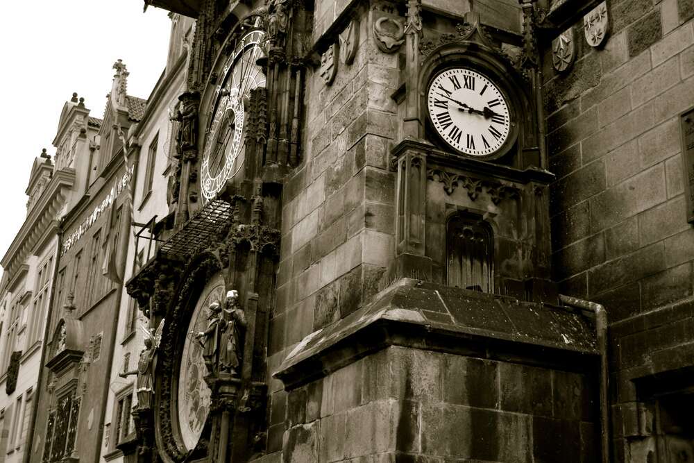 картина-постер Старые уличные часы не спеша считают время