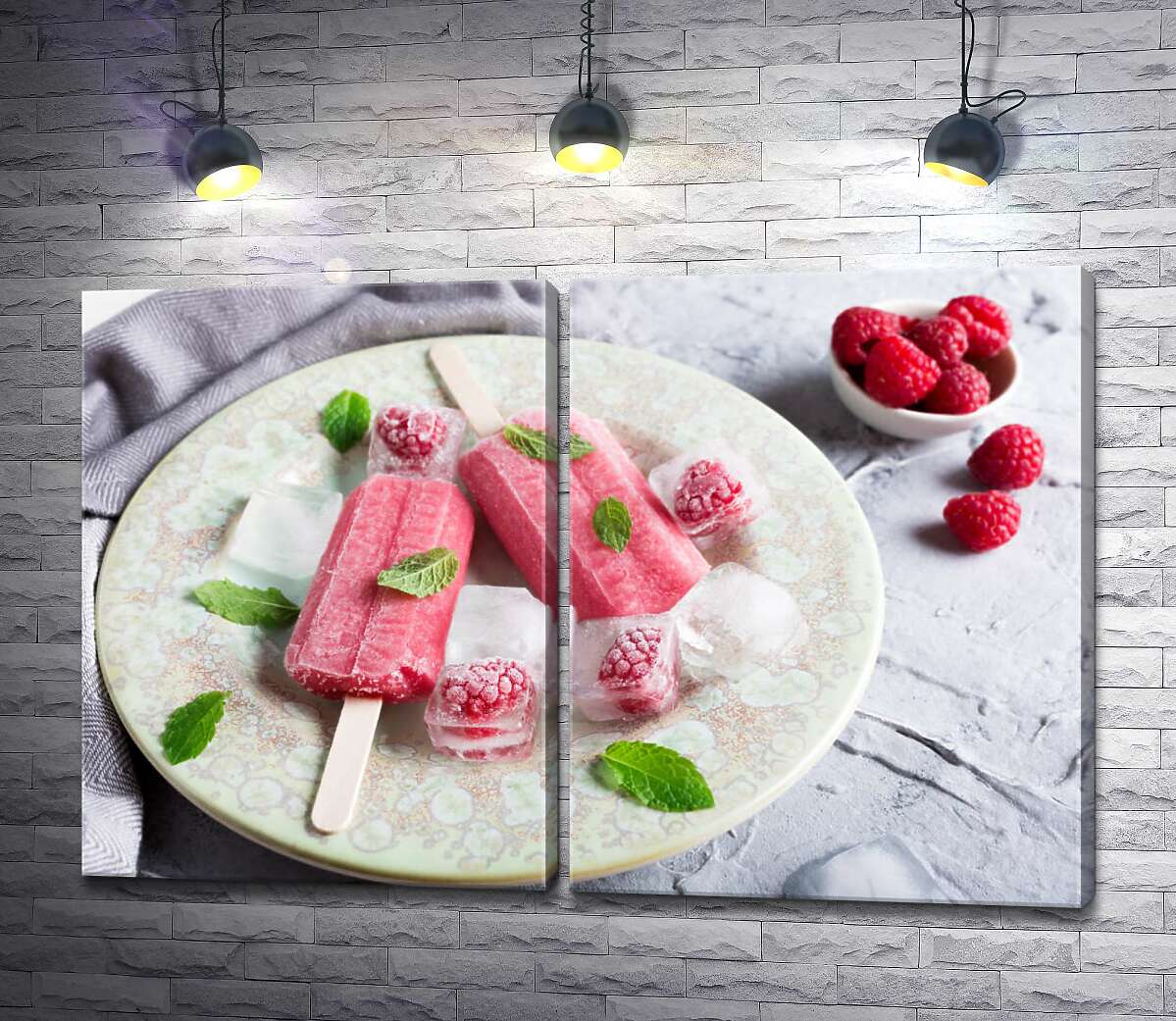 модульная картина Освежающая тарелка с малиновым мороженым и кубиками льда
