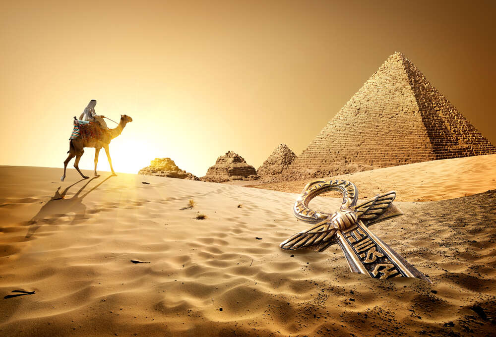 картина-постер Символ життя - анх в пісках пустелі на фоні єгипетських пірамід