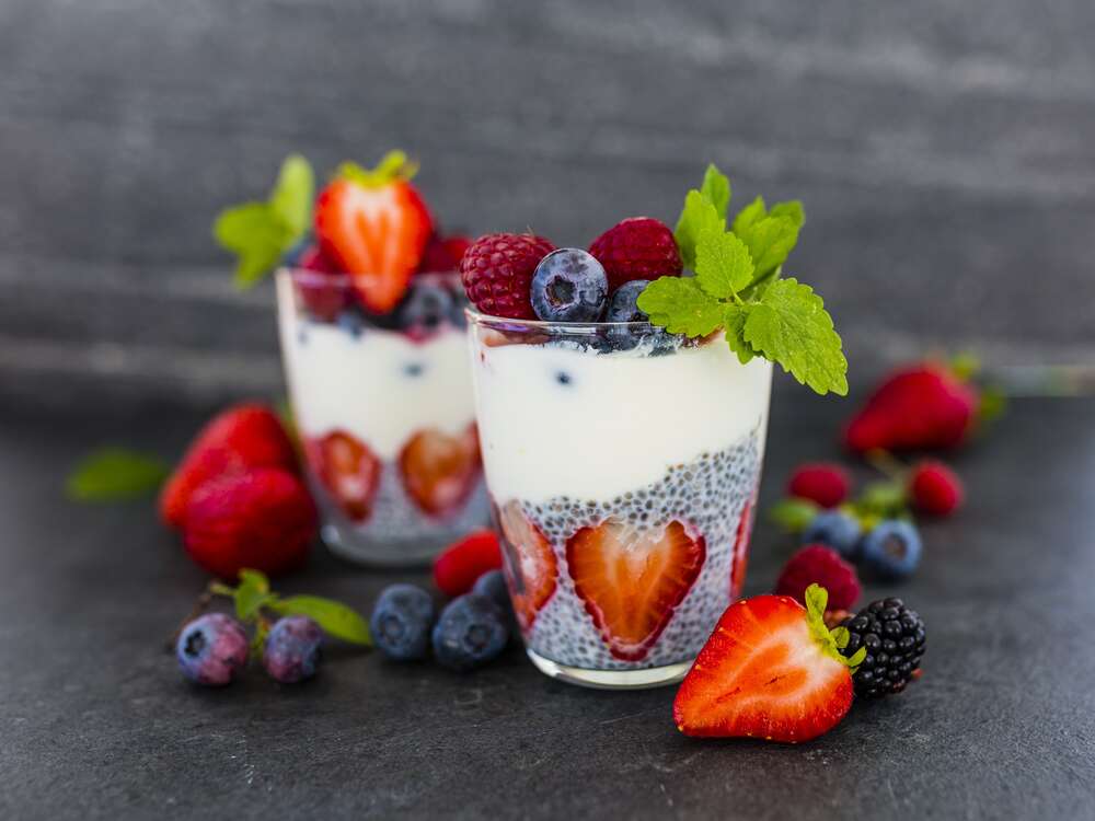 картина-постер Вкусный чиа-пудинг с ягодами в прозрачных стаканах