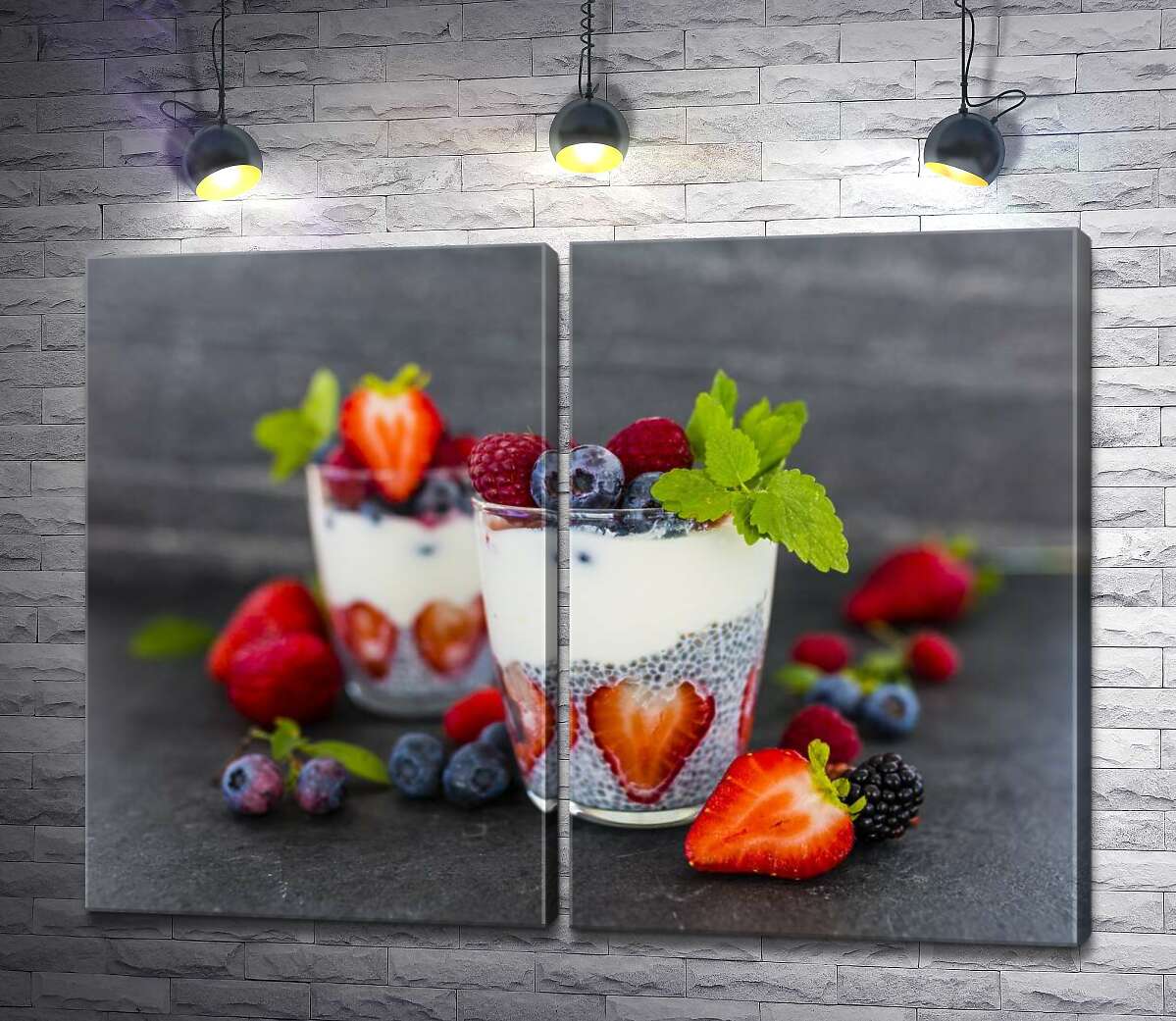 модульна картина Смачний чіа-пудинг та ягодами в прозорих склянках
