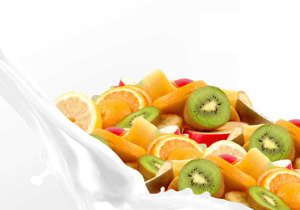 картина-постер Молочна хвиля покриває скибки фруктів