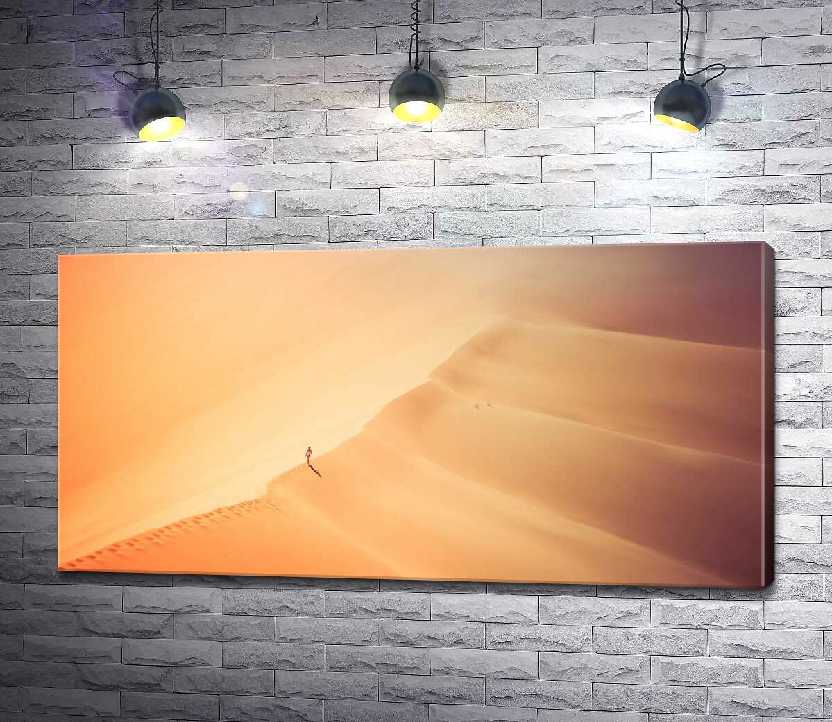 картина Одинокий силуэт человека, идущего по гребню дюны в бескрайней пустыне
