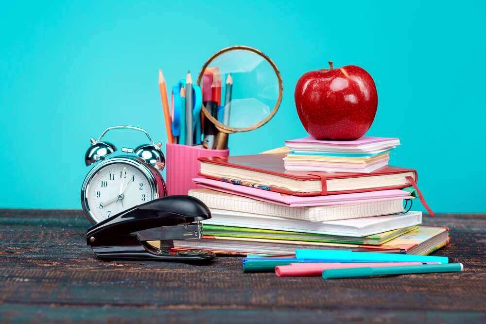 картина-постер Натюрморт школьника: тетради, фломастеры, часы, степлер и яблоко