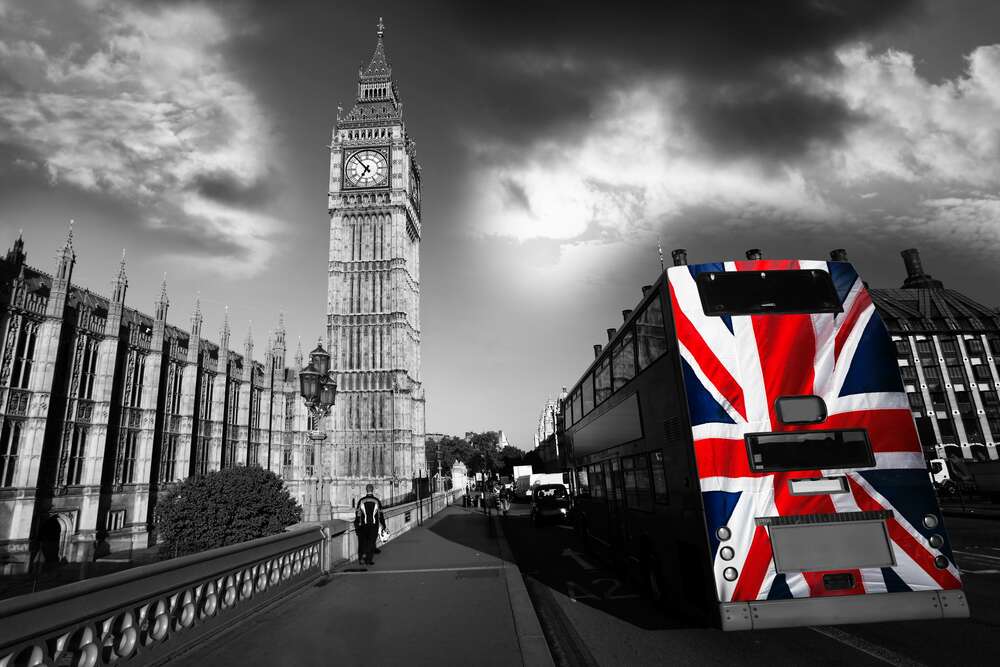 картина-постер Яркий флаг в пасмурной атмосфере британской столицы