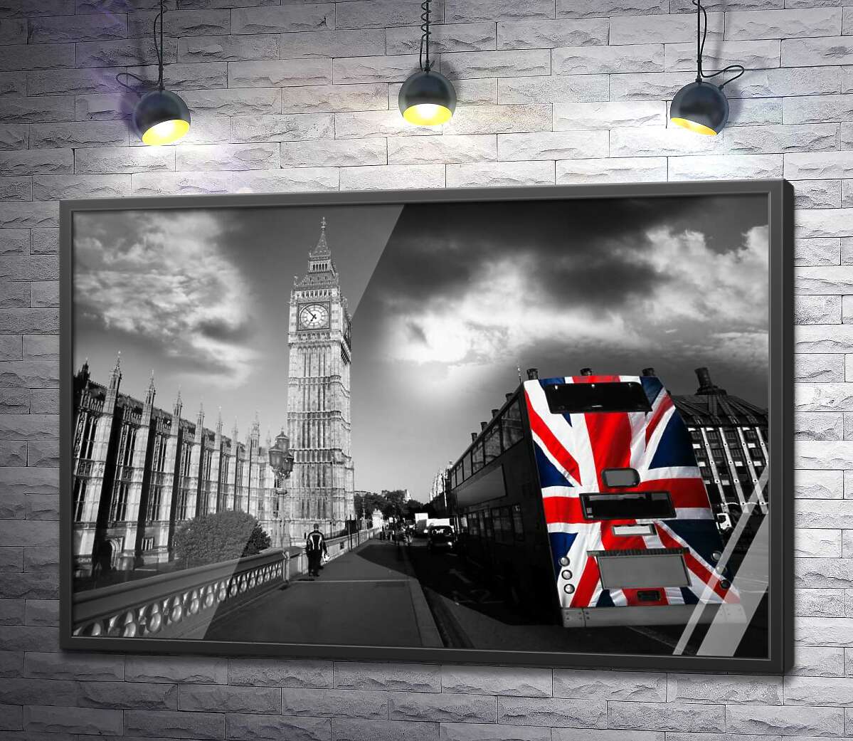 постер Яркий флаг в пасмурной атмосфере британской столицы