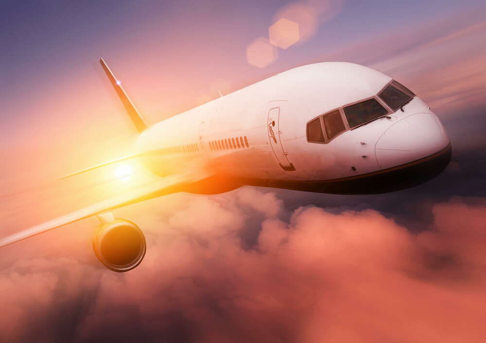 картина-постер Швидкісний політ літака на захмарній висоті