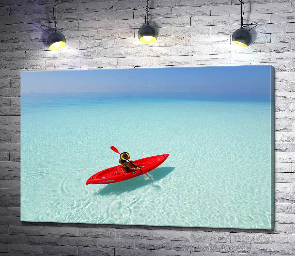картина Красная лодка каяк плывет по прозрачной морской бирюзе