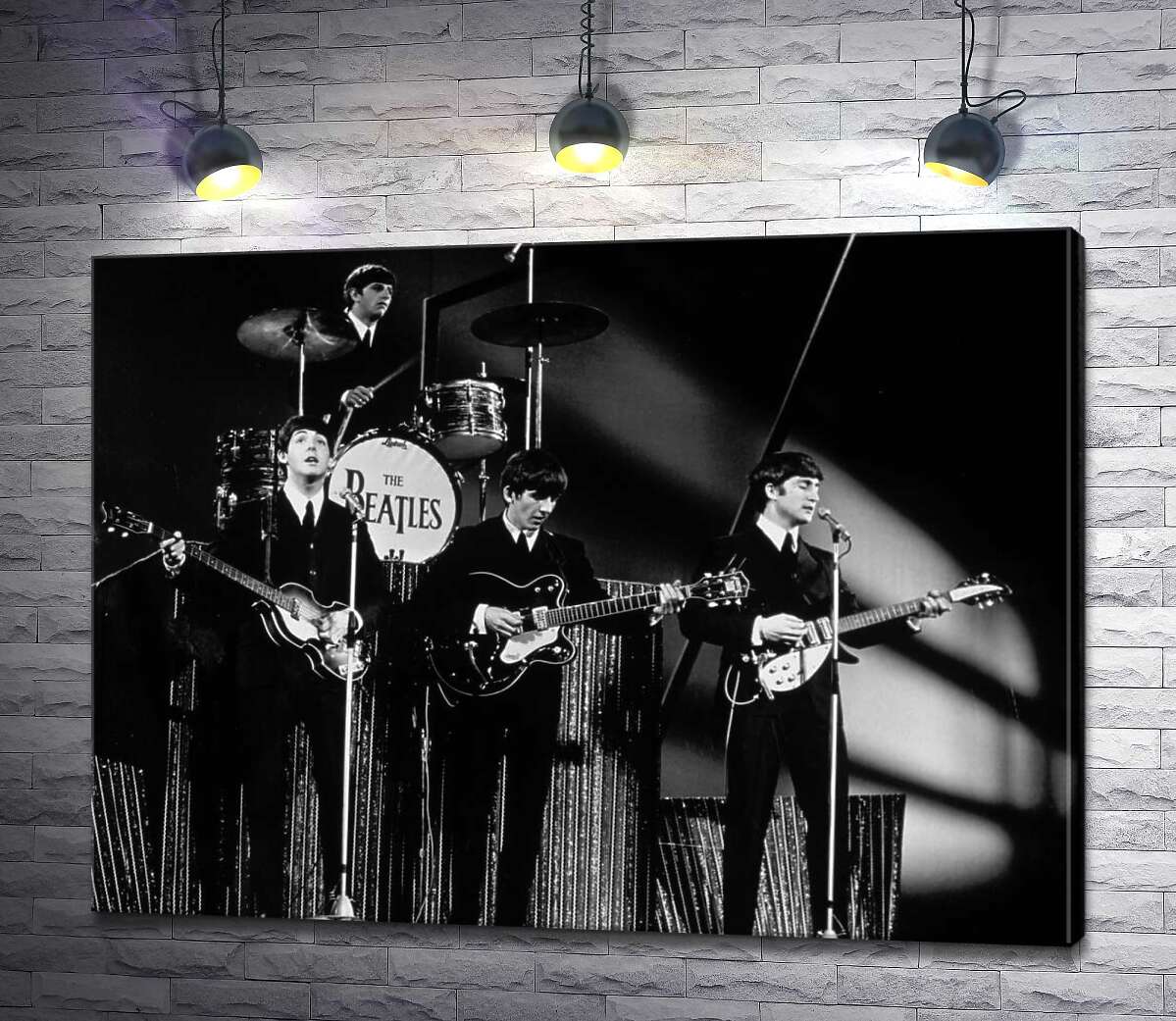 картина Молодая группа The Beatles на своем концерте