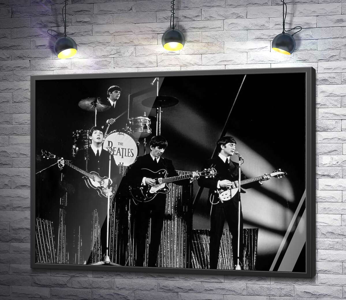 постер Молодая группа The Beatles на своем концерте