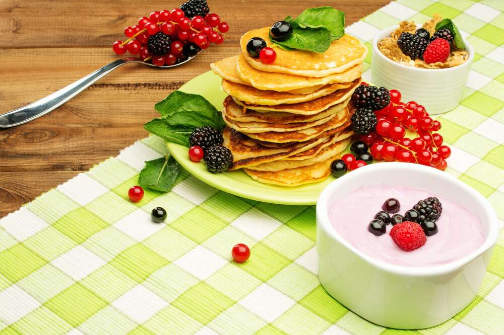 картина-постер Золотисті панкейки з йогуртом та ягодами