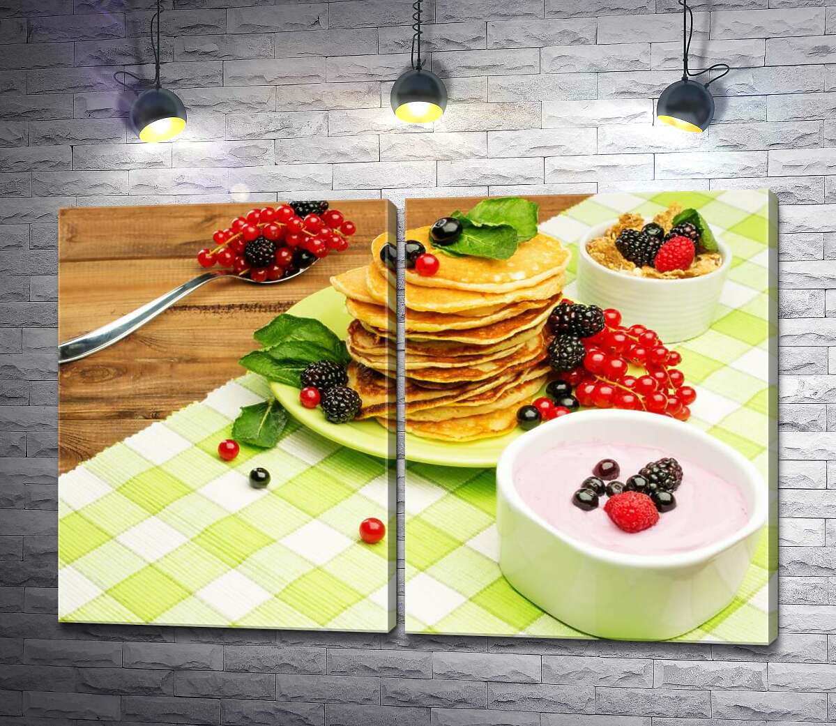 модульная картина Золотистые панкейки с йогуртом и ягодами