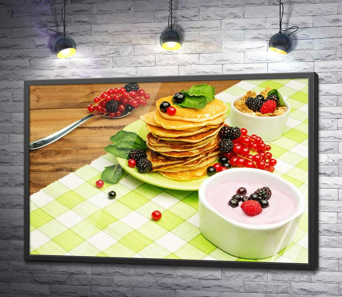 постер Золотистые панкейки с йогуртом и ягодами