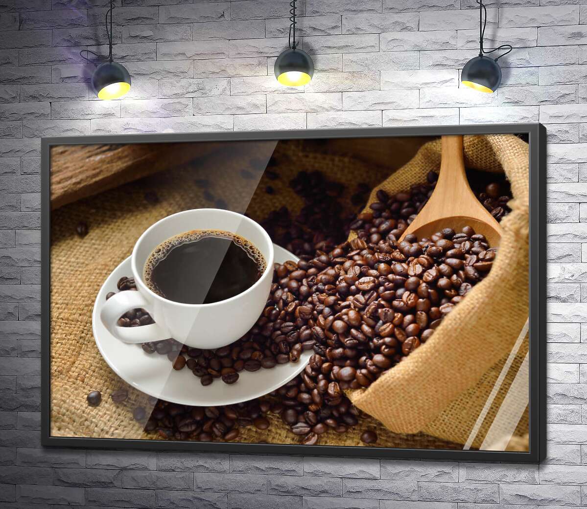 постер Терпкое американо в окружении блестящих кофейных зерен
