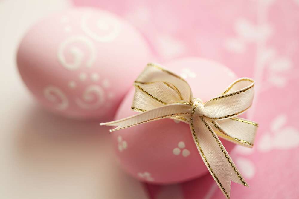 картина-постер Розовые пасхальные яйца с нежным кремовым бантиком