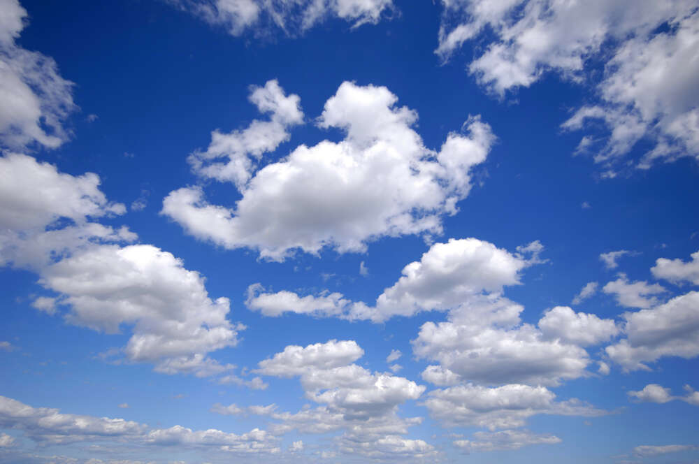 картина-постер Белые перины облаков на бескрайнем небе