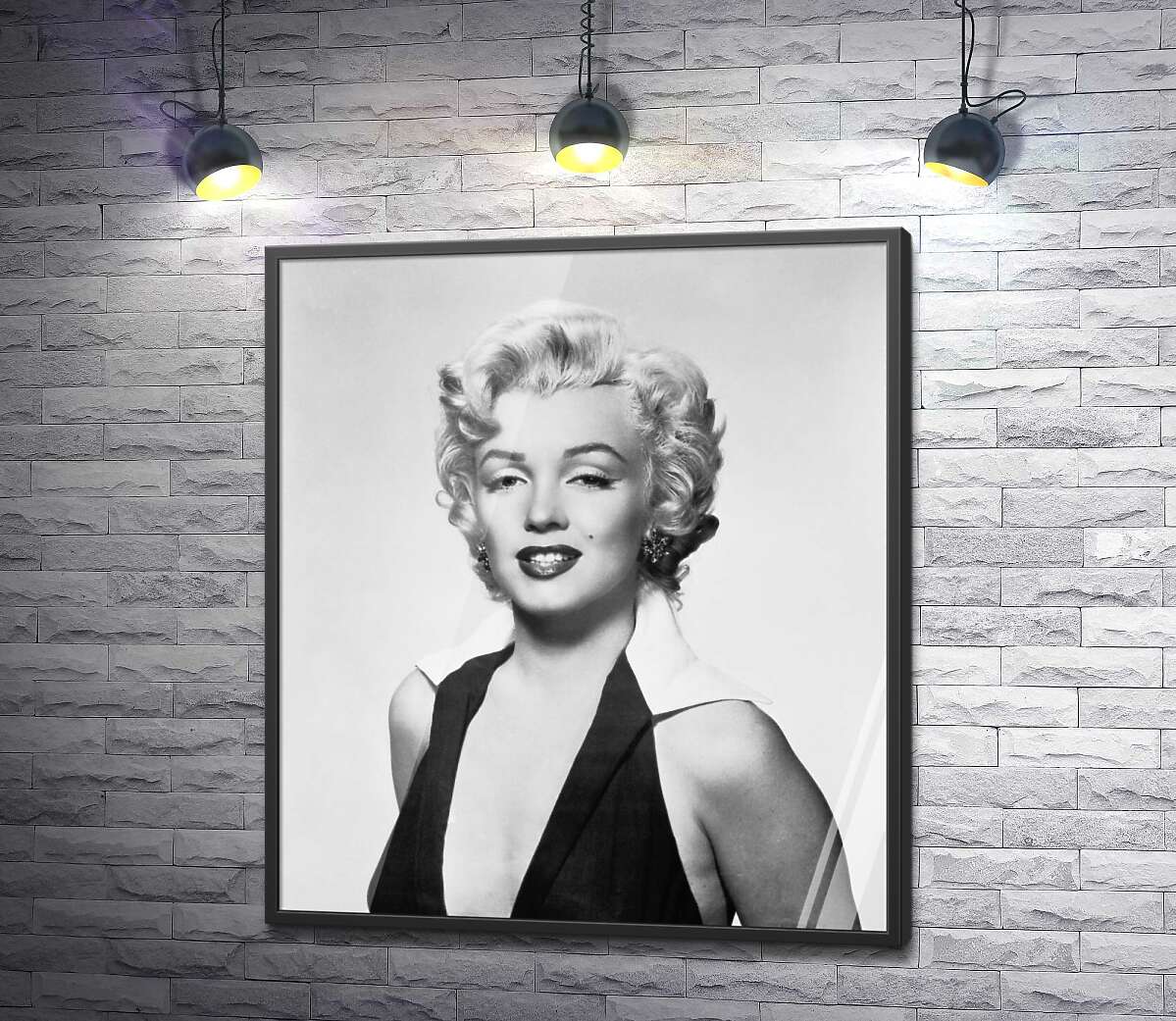 постер Портрет Мэрилин Монро (Marilyn Monroe) в откровенном платье и черно-белых тонах