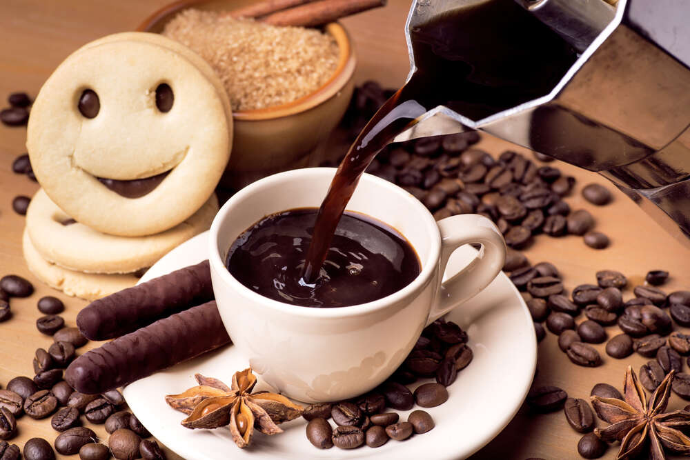 картина-постер Густой кофе с шоколадными палочками и печеньем смайликами