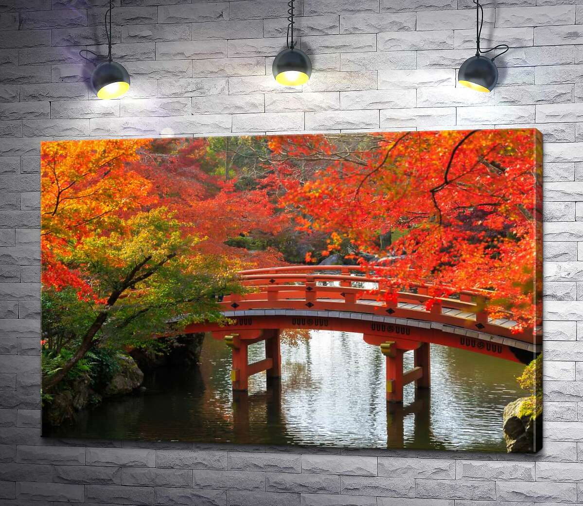 картина Вогняні переливи осіннього листя над червоним мостом в парку Кіото
