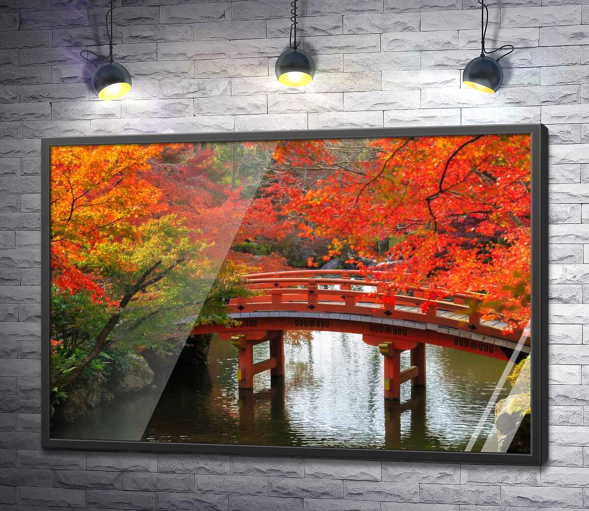 постер Вогняні переливи осіннього листя над червоним мостом в парку Кіото
