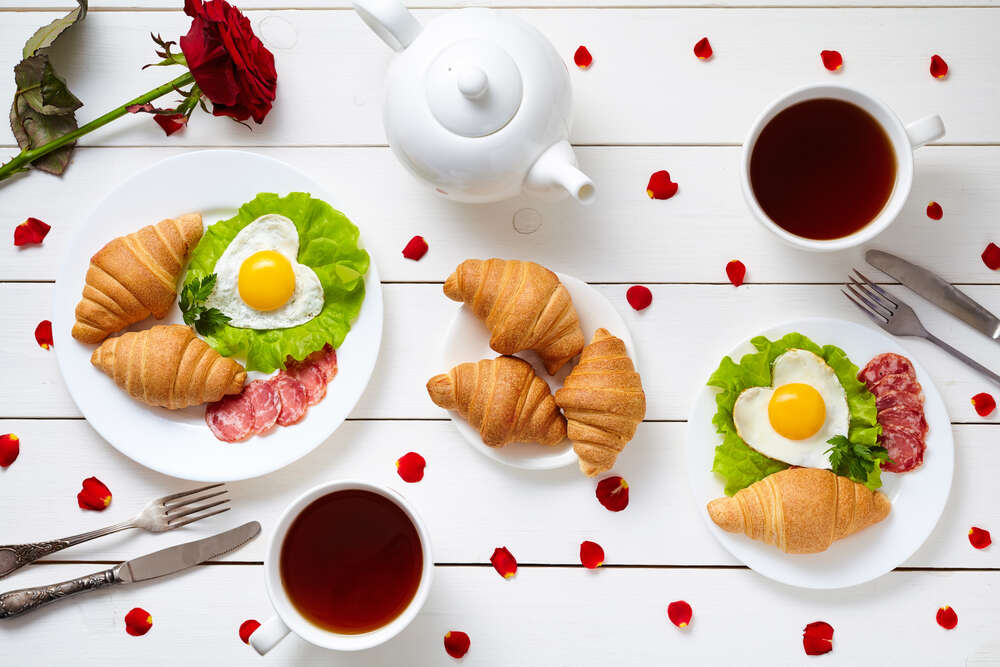 картина-постер Романтика завтрака: пышные круассаны, сердечко-яичница и чай