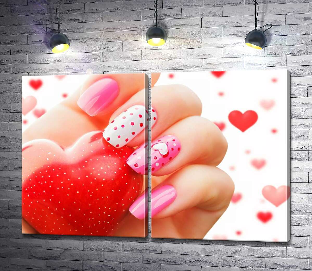 модульная картина Сердце в руке с романтическим маникюром