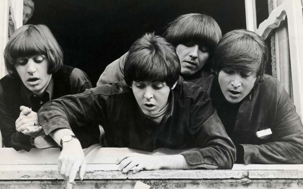 картина-постер The Beatles смотрят с окна вниз на улицу