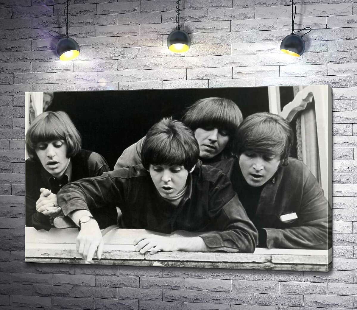 картина The Beatles дивляться з вікна вниз на вулицю
