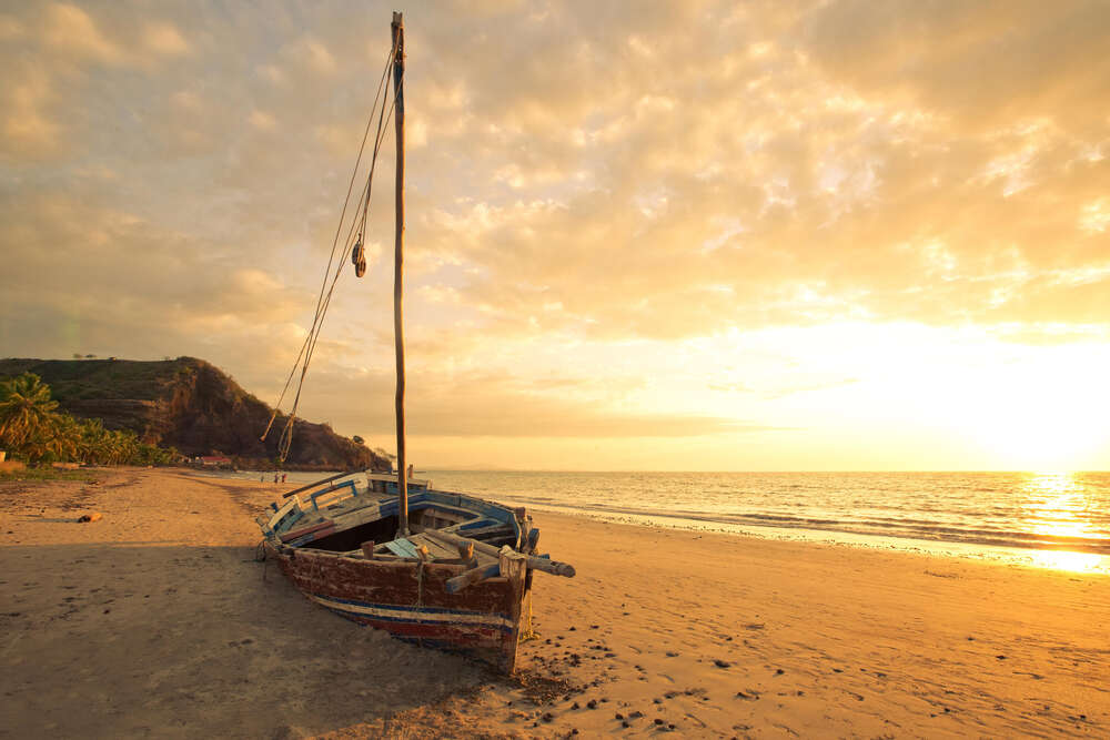 картина-постер Одинокая лодка на вечернем пляже