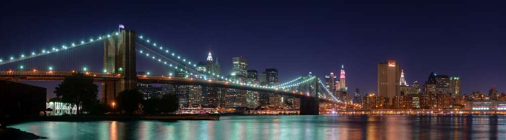 картина-постер Гирлянды фонарей Бруклинского моста (Brooklyn Bridge) отражаются в водах пролива Ист-ривер (East River)