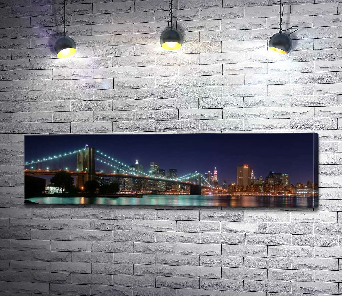 картина Гирлянды фонарей Бруклинского моста (Brooklyn Bridge) отражаются в водах пролива Ист-ривер (East River)