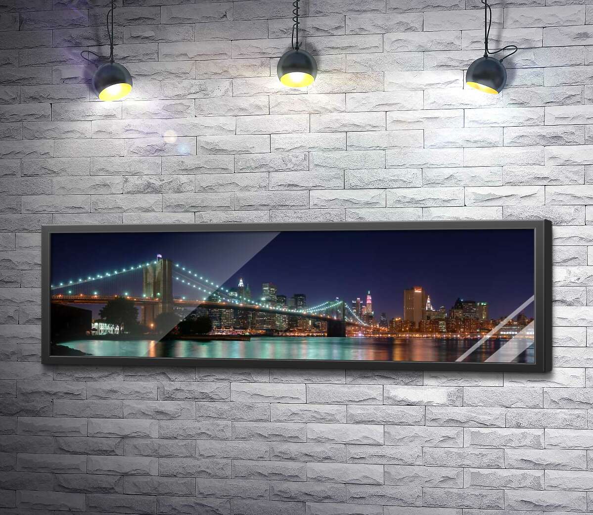 постер Гирлянды фонарей Бруклинского моста (Brooklyn Bridge) отражаются в водах пролива Ист-ривер (East River)