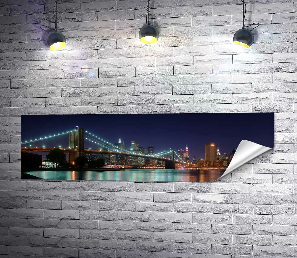 печать Гирлянды фонарей Бруклинского моста (Brooklyn Bridge) отражаются в водах пролива Ист-ривер (East River)